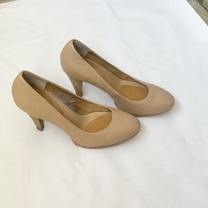 Banana Republic Kate Classic Pumps.
